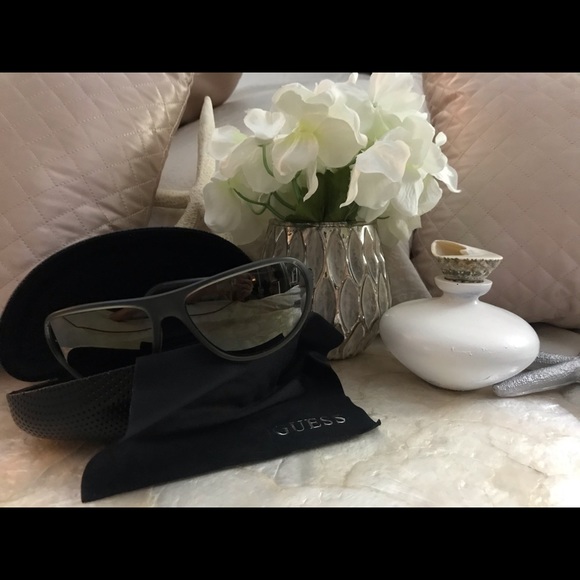GUESS Sunglasses - Picture 2 of 7